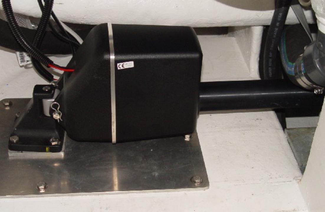 Raymarine S3G Autopilot Installation Type 2 Linear Drive, Short Stroke. Note mounting plates
